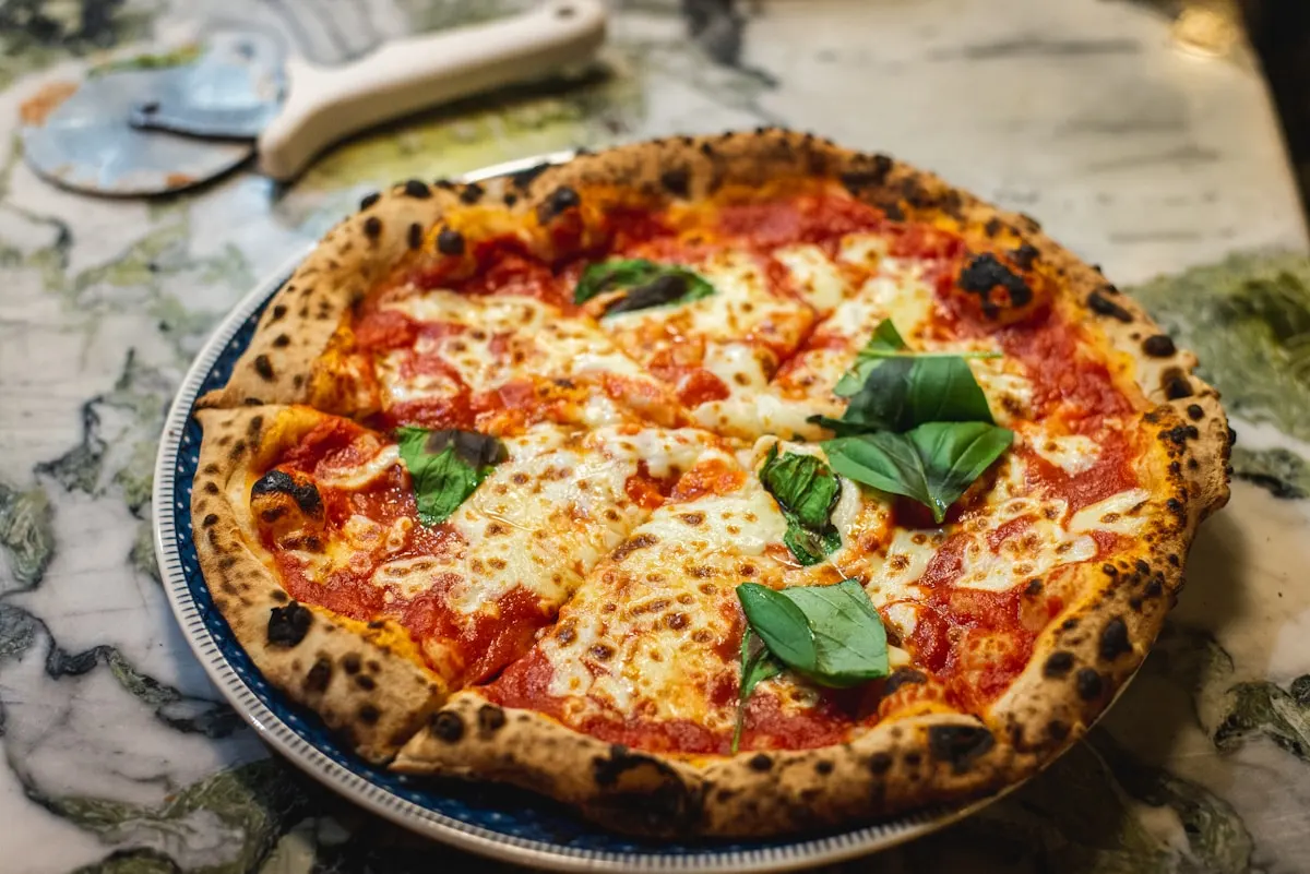 Margherita con basilico davanti al forno a legna